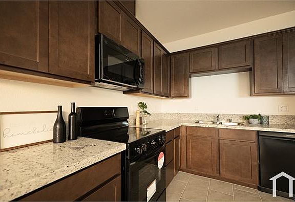 4th image of 904 N Olive Ave