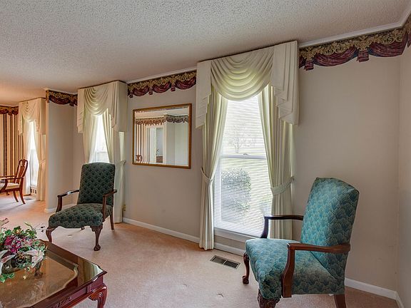 4th image of 135 Lori Lee Dr