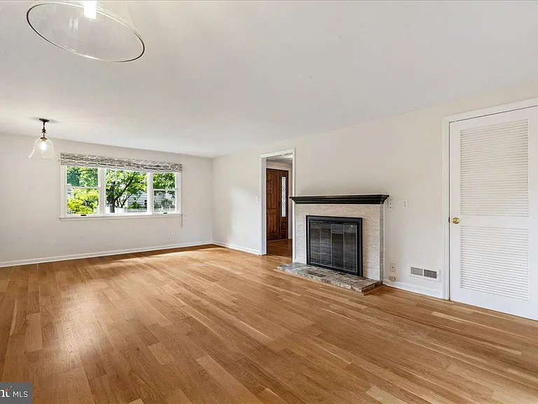 38 Robert Rd — Photo 9