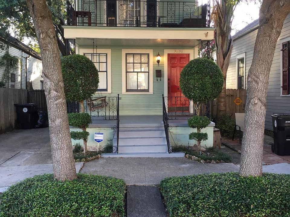 Front of house with manicured lawn taken care of by the owne