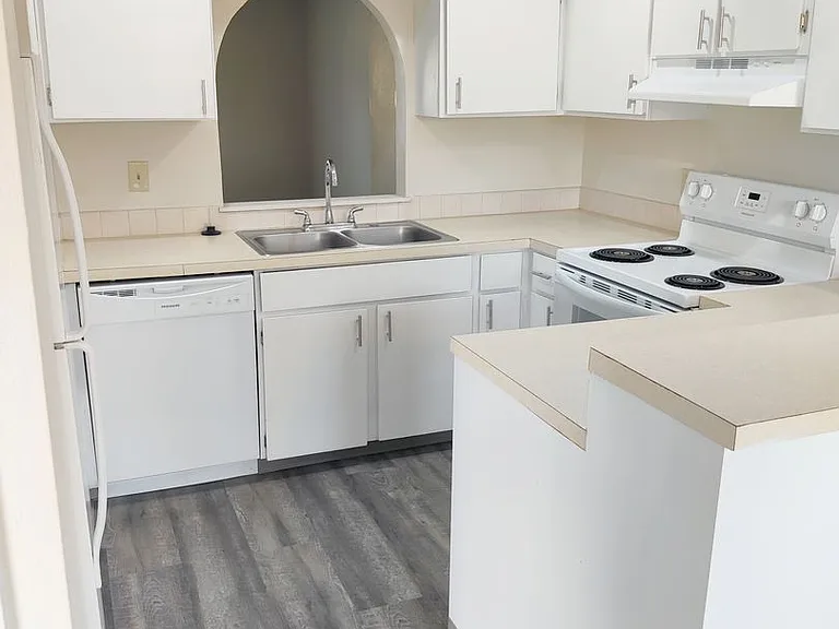 Pepper Tree Village Apartments — Photo 39