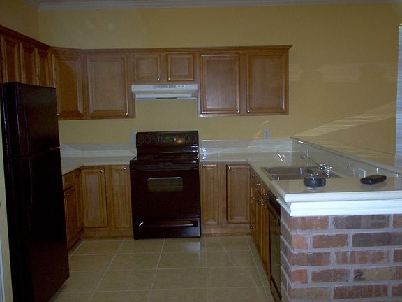 Kitchen/ lots of cabinets