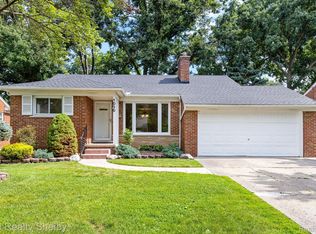 1030 Anita Ave, Grosse Pointe Woods, MI 48236
