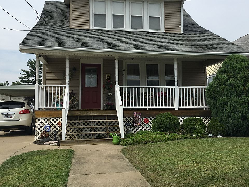 2 large bedrooms , 1.5 baths