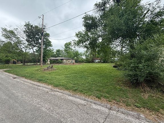 5th image of 303 E Easy St