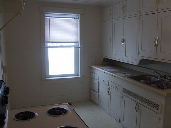 2nd image of 123 W Market St