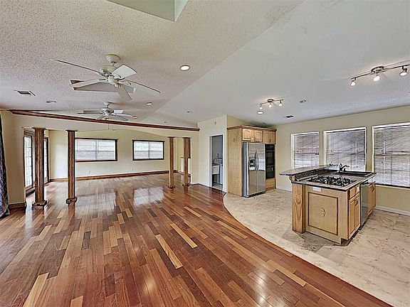 3rd image of 4870 Peacock Dr