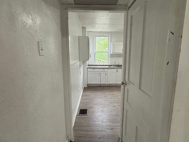 1104 Langtry St — Photo 3