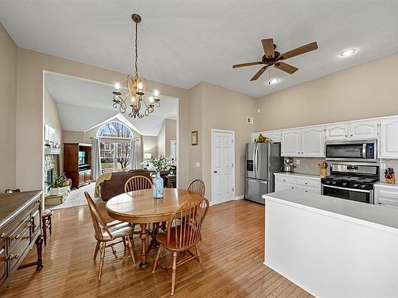 5th image of 15642 Riley St