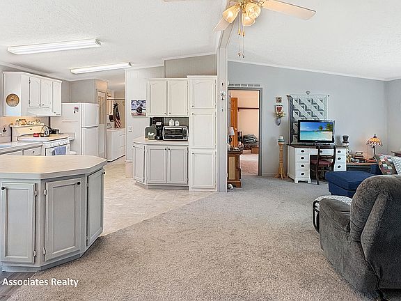 4th image of 13675 Iris Ln NE