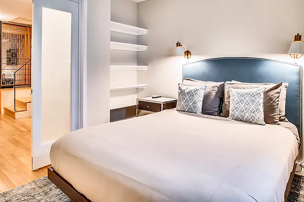 Rented by Compass | media 24