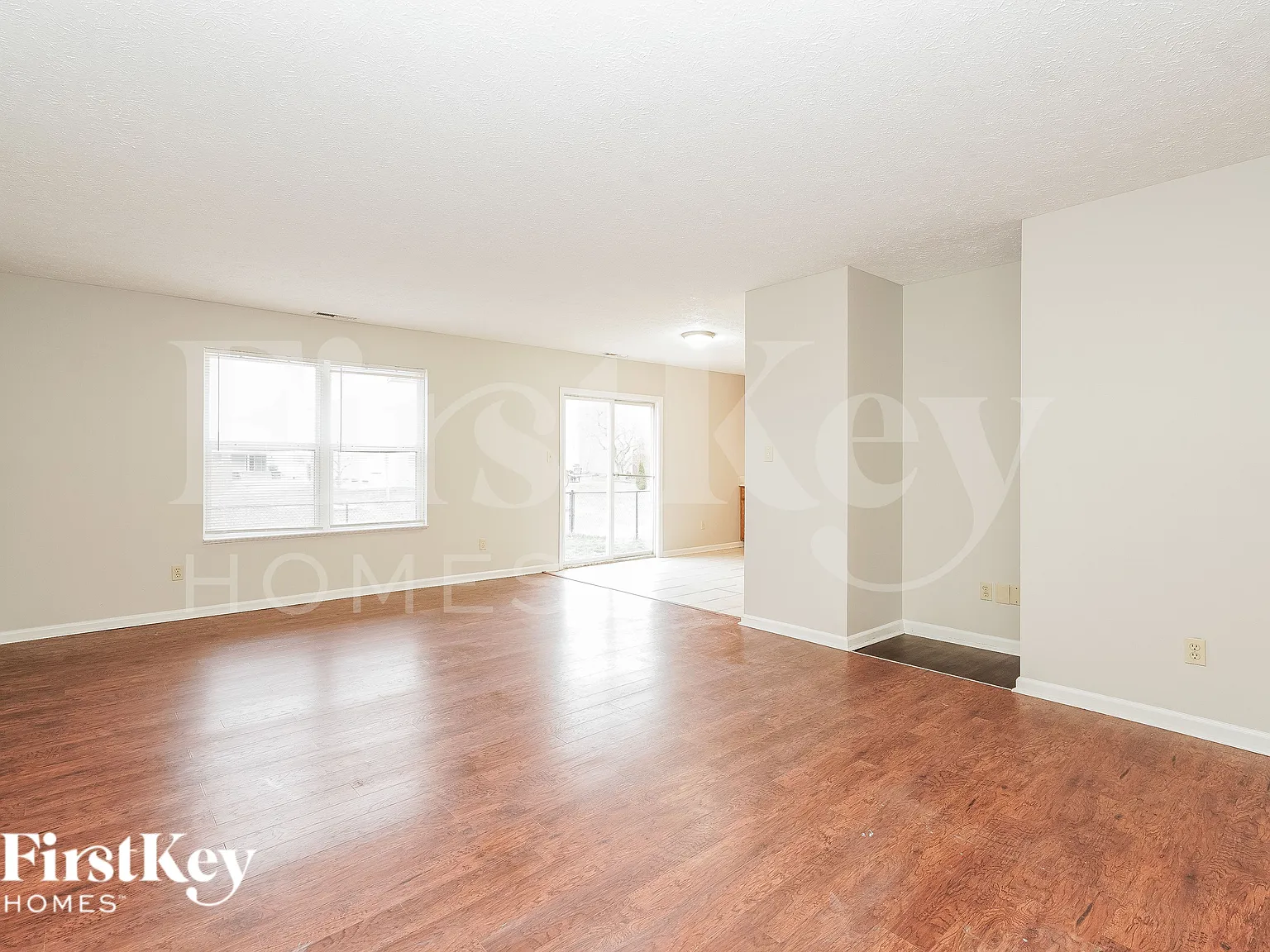3 bed, 2.0 bath, 1370 sqft, $2,120 — Photo 2