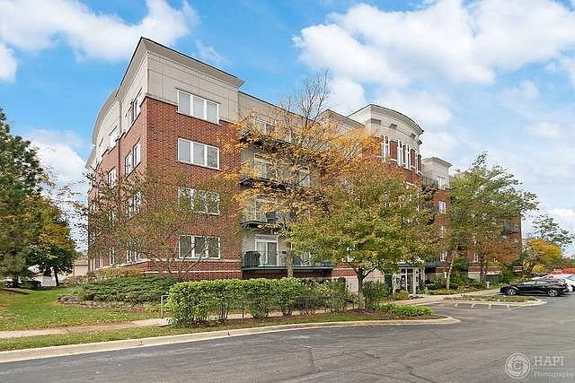860 Weidner is a spacious updated 2 bedroom, 2 bath condo in the Delacourte Condominium complex in B
