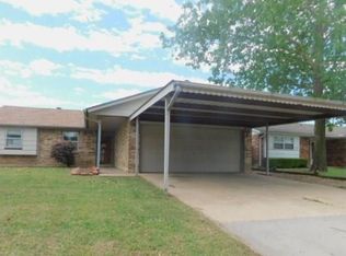 1040 SW 3rd St, Moore, OK 73160