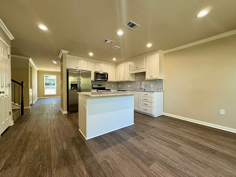 919 Briar Dr — Photo 5