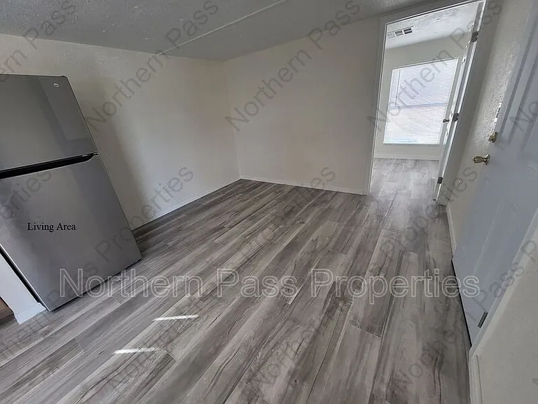 7143 N Loop Dr #E — Photo 2