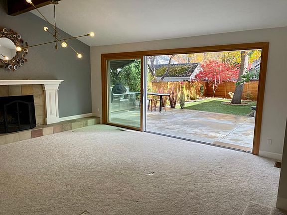 Main living area with new carpet and large La Cantina sliding door to backyard for inside/outside living