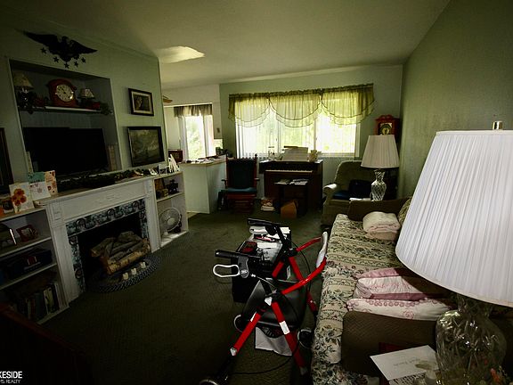 4th image of 263 Carlson St
