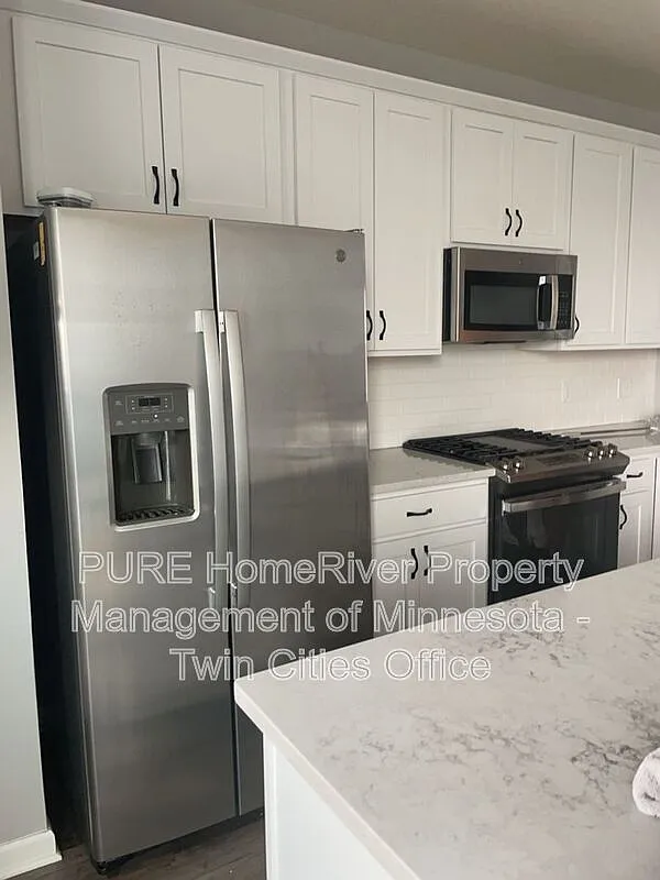 3 bed, 3.0 bath, 1943 sqft, $2,475 — Photo 2