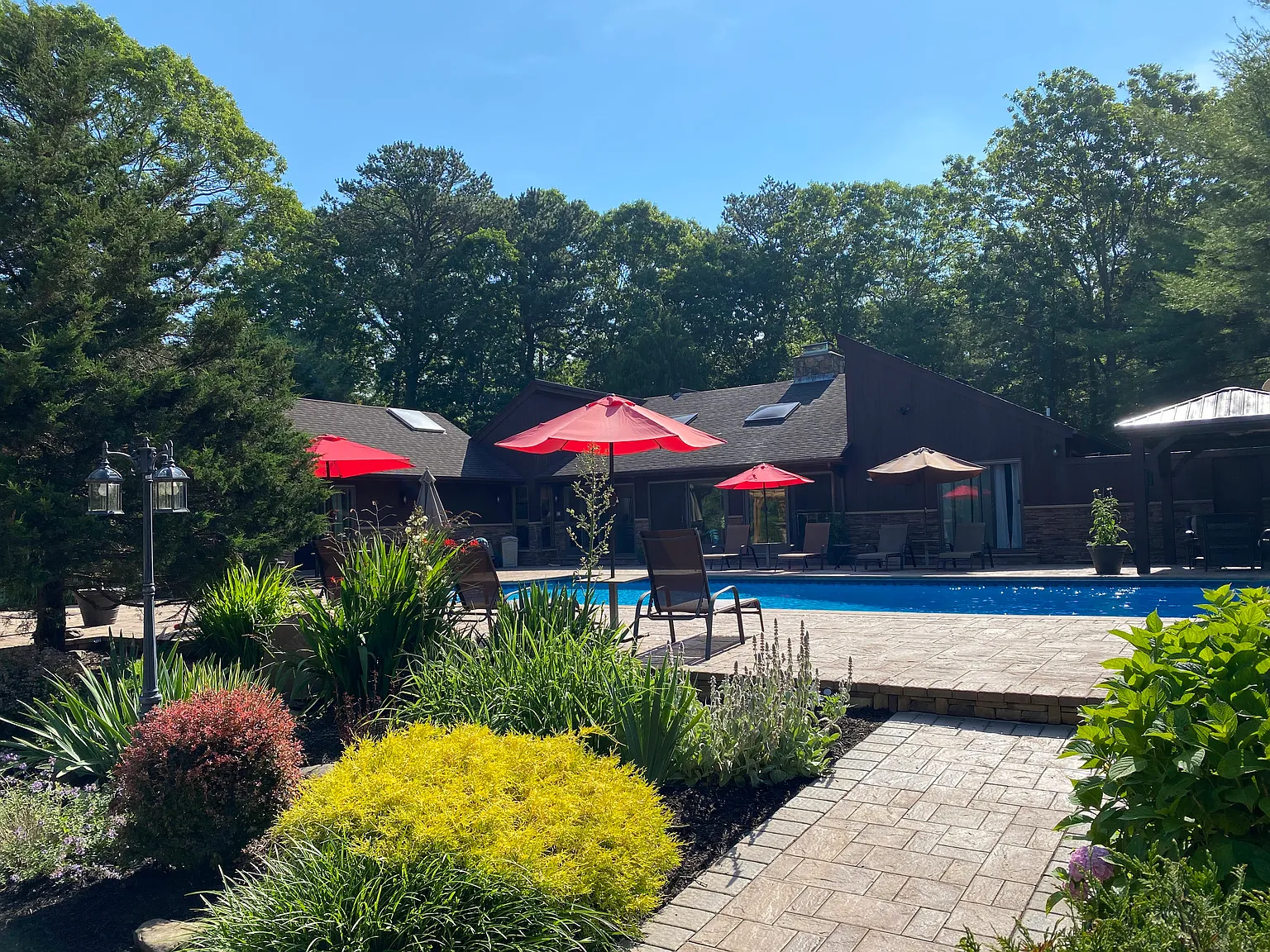 Ideal Hamptons Summer Getaway with Heated Pool and Volleyball — Photo 3