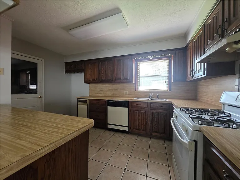 705 N Circle Dr — Photo 6