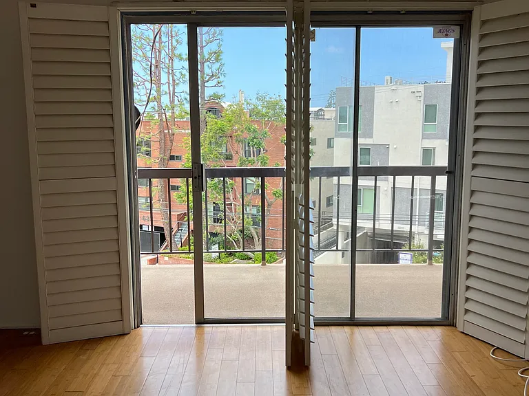 622 S Barrington Ave #301 — Photo 33