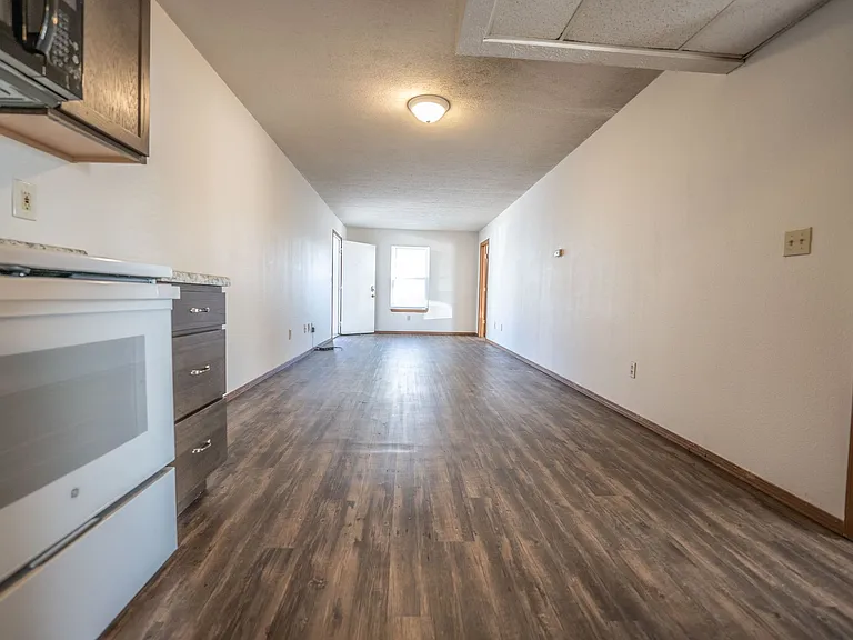 1024 E Walnut St — Photo 2