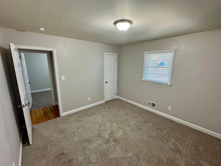 505 Locust Ln — Photo 5
