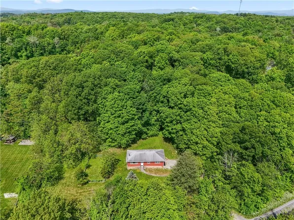 89 S Quaker Lane, Hyde Park, NY 12538