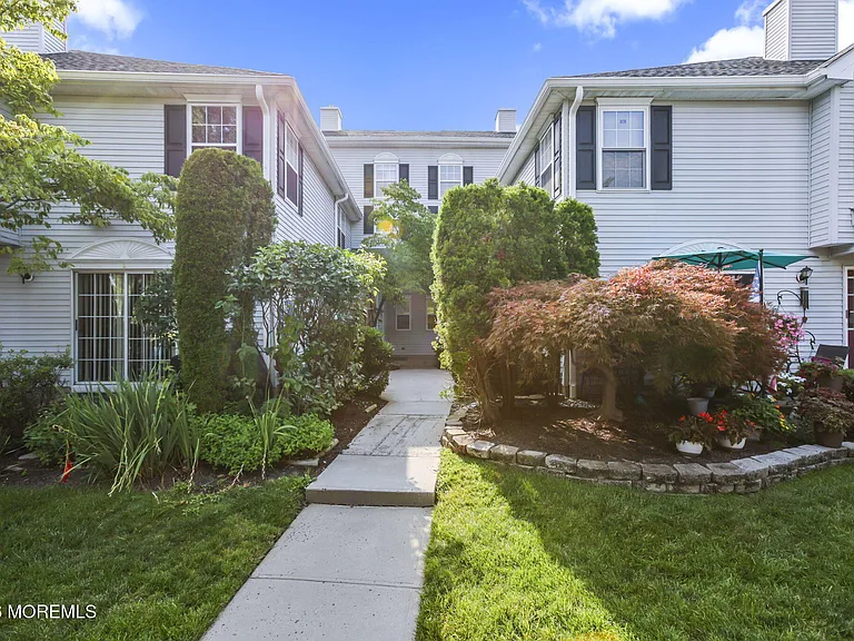 761 Banyan Ct — Photo 3