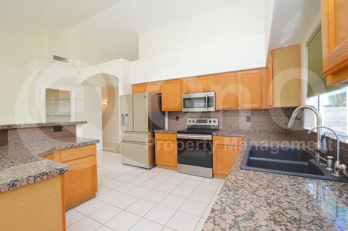3 bed, 2.0 bath, 2160 sqft, $2,899 — Photo 4