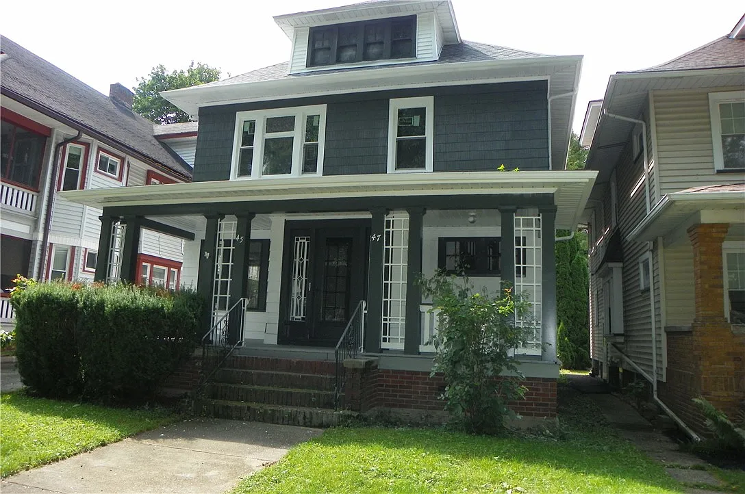 3 bed, 1.0 bath, 1354 sqft, $2,050 — Photo 2