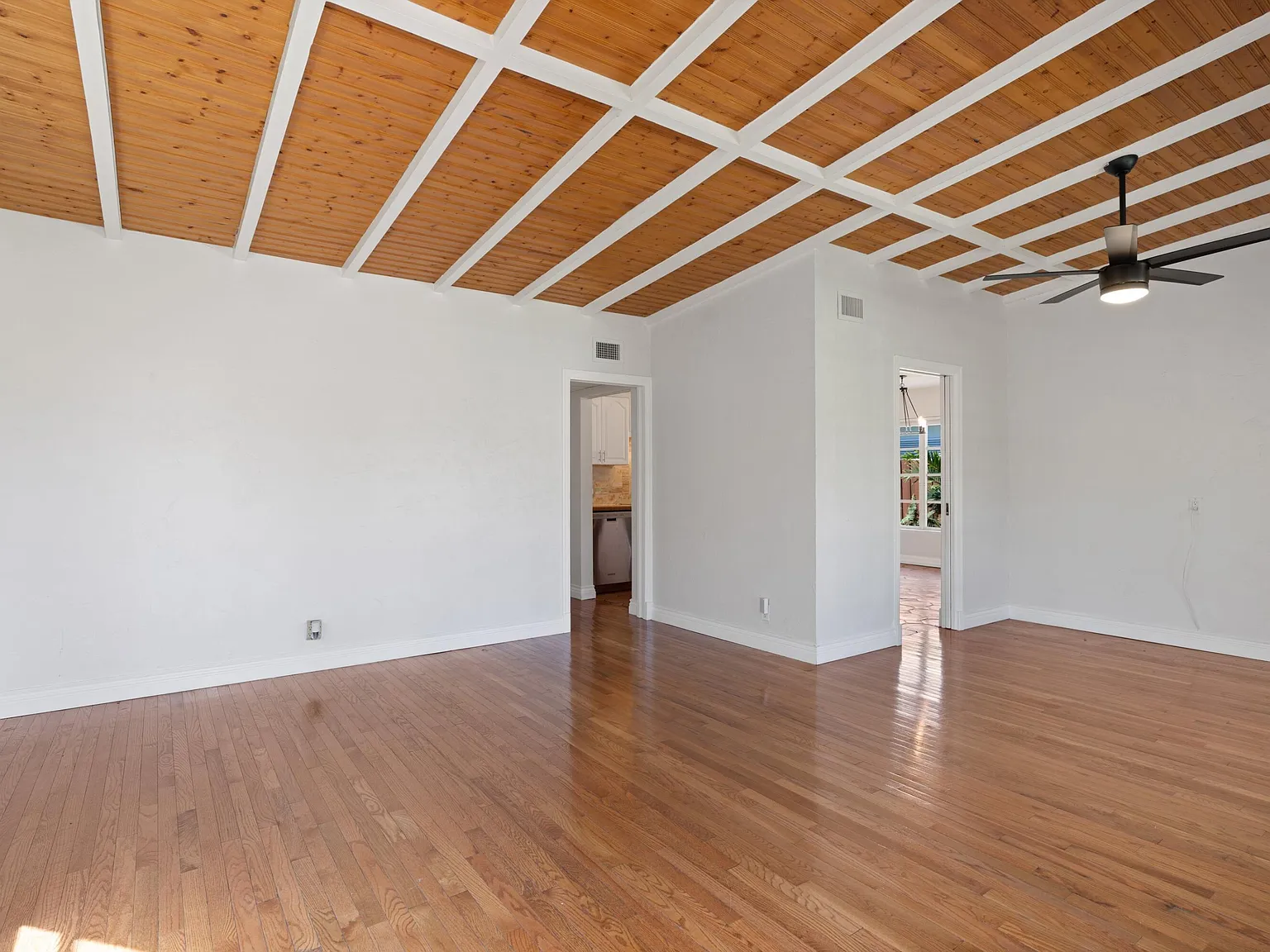 4 bed, 1.5 bath, 1382 sqft, $3,600 — Photo 2