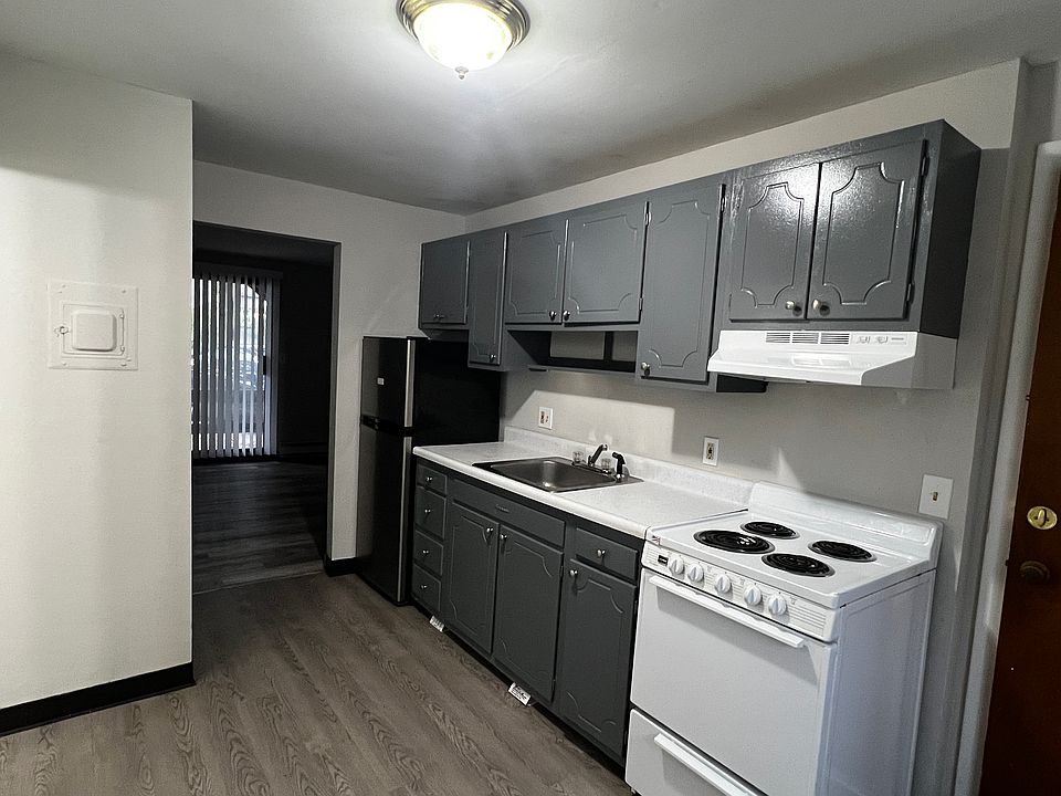 1st image of 17 Cross St APT 3