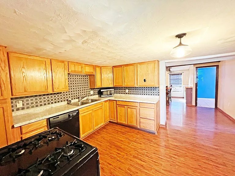 1102 W Brown St — Photo 6