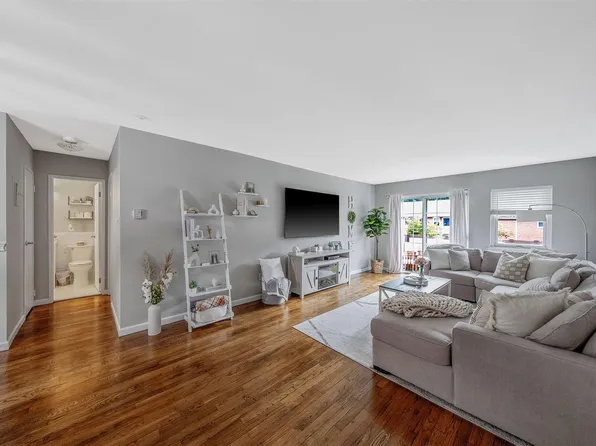 14 Glen Hollow Dr #E9, Holtsville, NY 11742