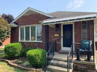 8150 Menge St, Center Line, MI 48015