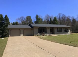 401 Wildwood Dr, Marquette, MI 49855