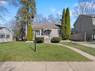 1528 Walnut Dr, Woodstock, IL 60098