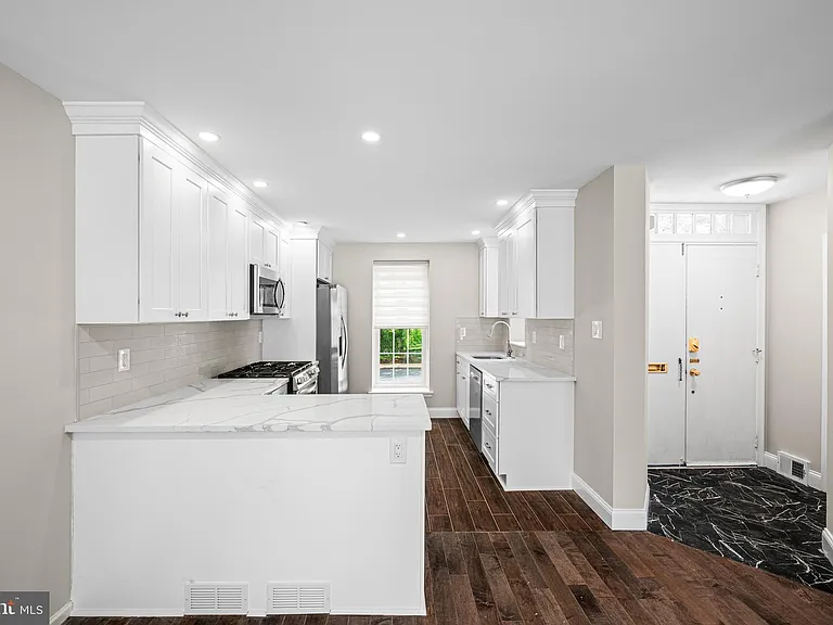 15 Llanfair Rd #D — Photo 7