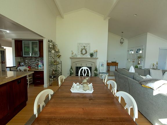 5th image of 120 Sandringham Dr S