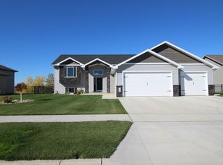 1512 Valley Bluffs Dr SE, Minot, ND 58701