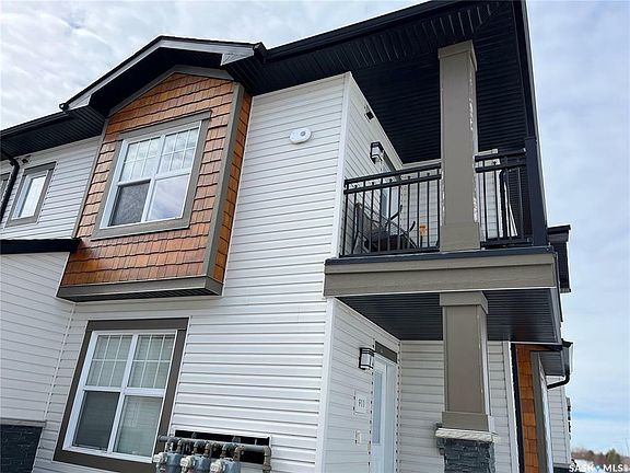 3rd image of 1015 Patrick Cres Unit 912