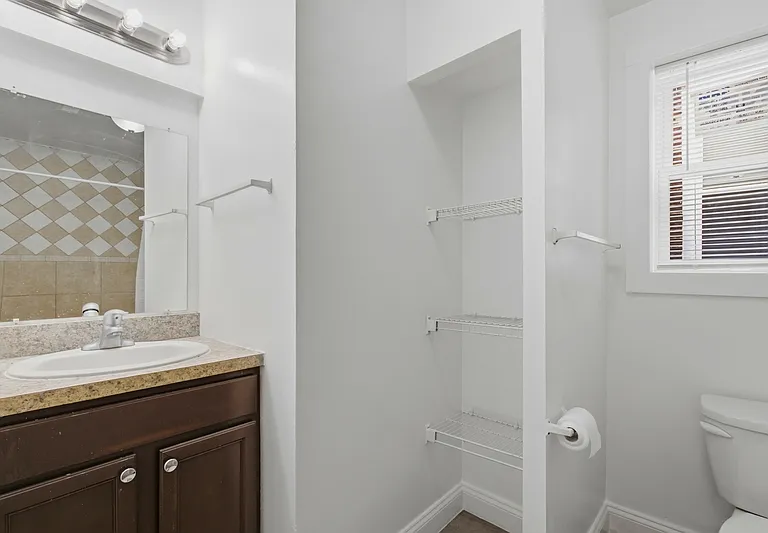 2546 W Baltimore St — Photo 11