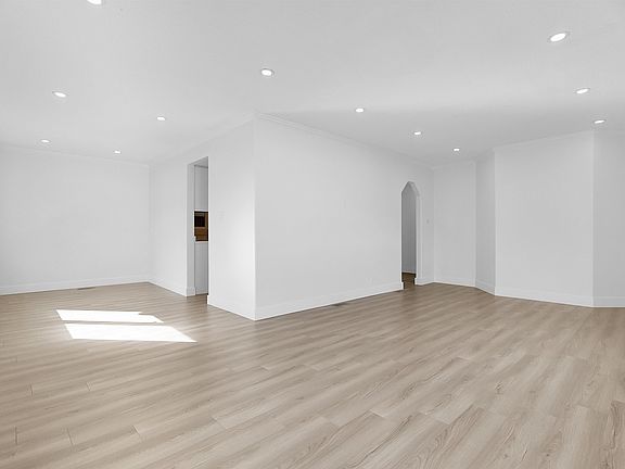 2nd image of 7489 Maple St