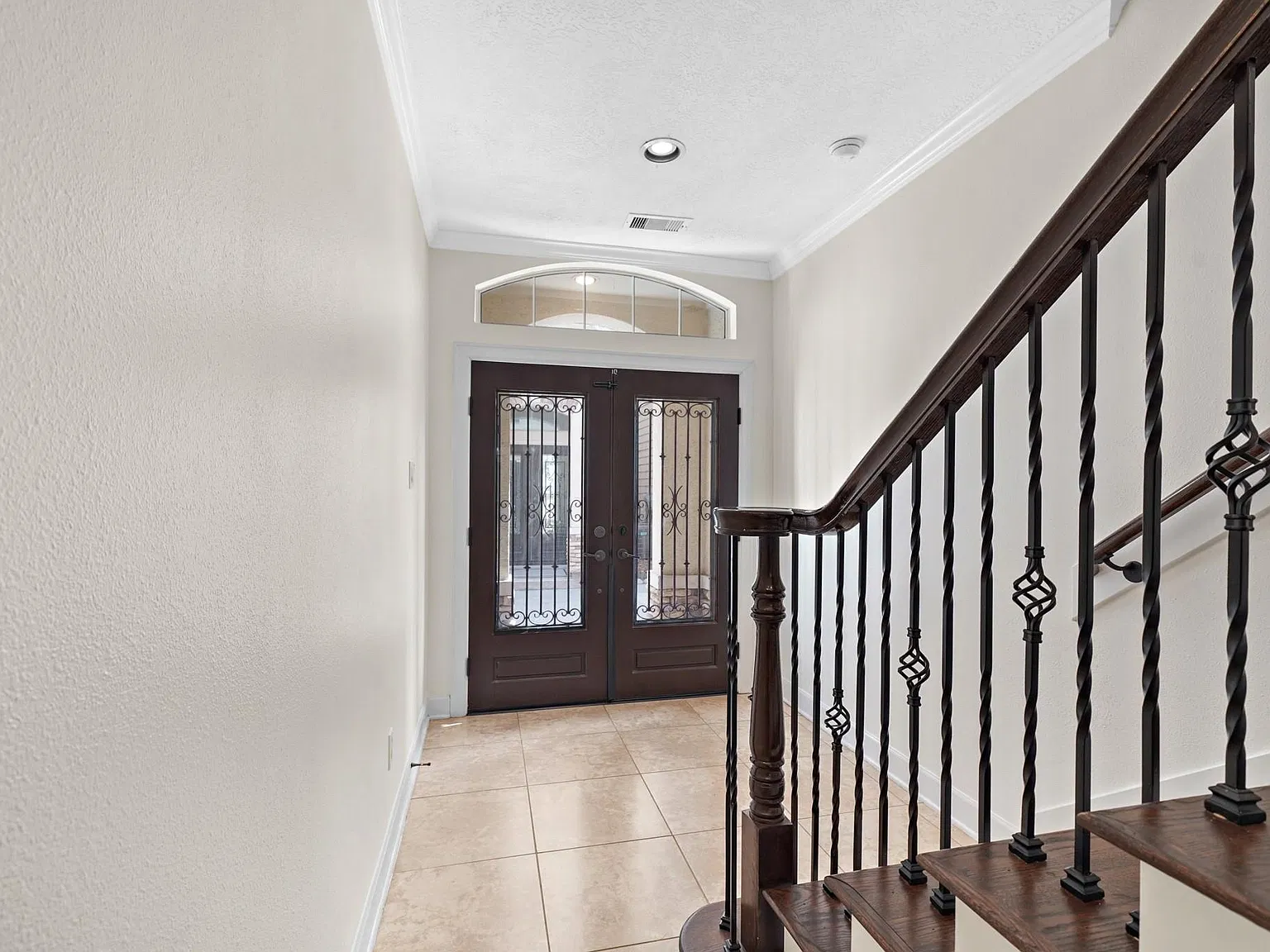 3 bed, 3.5 bath, 2356 sqft, $2,650 — Photo 3