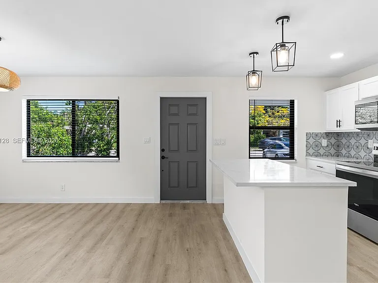 328 SW 11th Ave — Photo 5