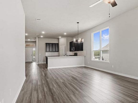 5th image of 1013 SW Parkway