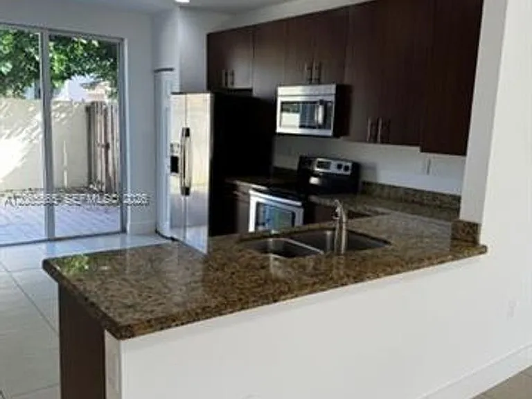 4017 SW 149th Ct #Townhouse 4017 — Photo 7