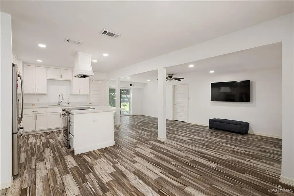 4 bed, 2.0 bath, 1784 sqft, $2,100 — Photo 2